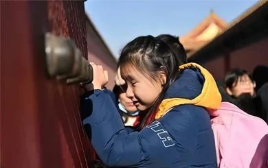 นักวิทย์จีนเปิดตัว ‘จอประสาทตาเทียม’ แบบใหม่ ฟื้นความหวังคนตาบอด ขยายการมองเห็นถึงอินฟราเรด